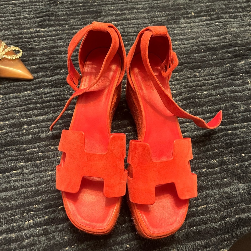 Women's 100%authentic Hermes pink suede sandals